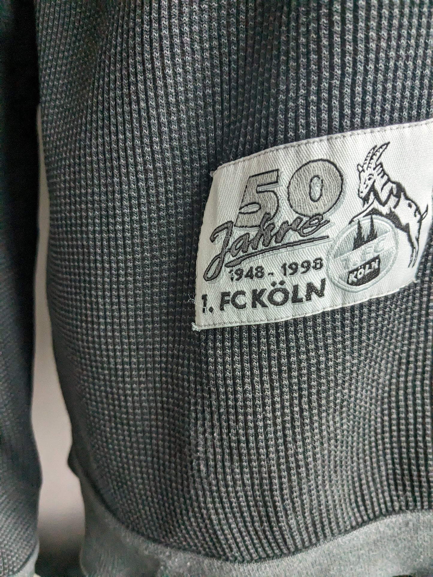 Einzigartiger Jubiläum FC Köln Pullover mit Reißverschluss. "50 Jahre fc köln". Dunkelgrau gefärbt. Größe xl.