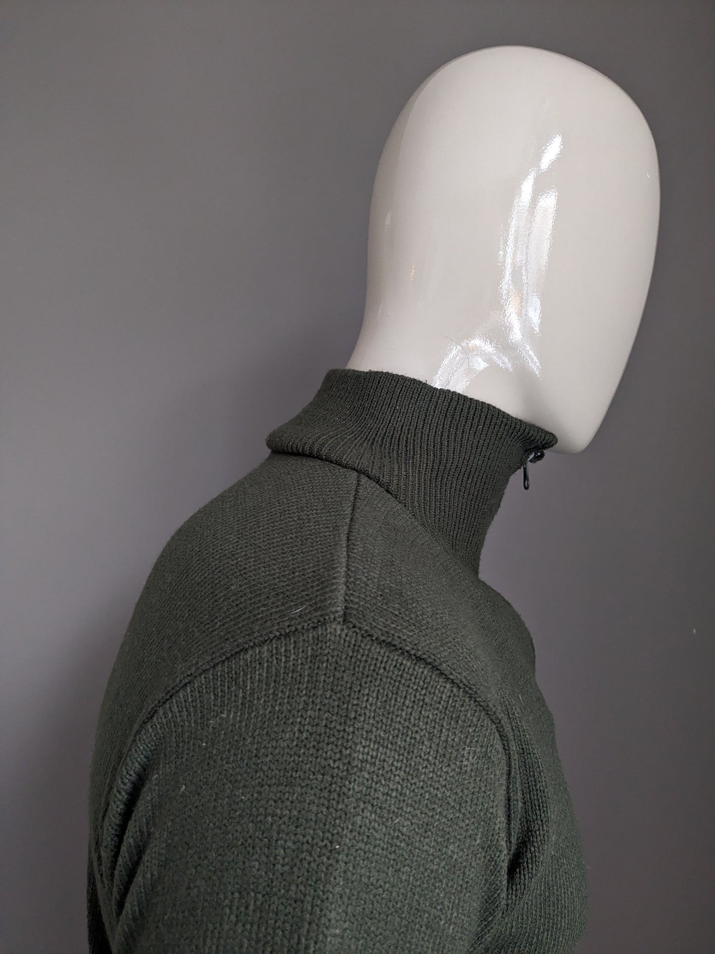 Pull de la Compagnie CSC avec fermeture éclair. De couleur vert foncé. Taille M.