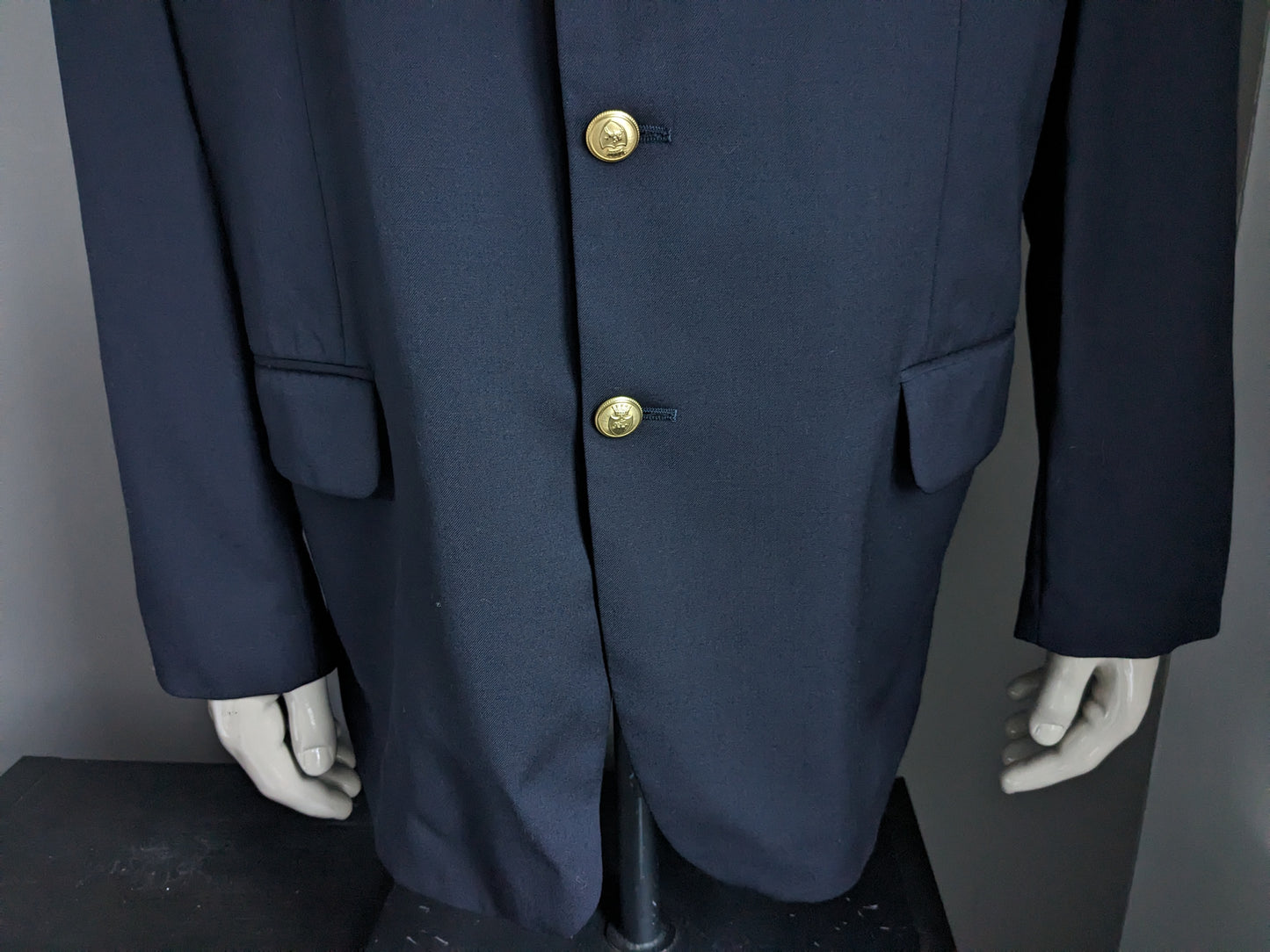 Giacca di lana scapa vintage con bellissimi bottoni. Colorato blu scuro. Taglia 58 / XL.