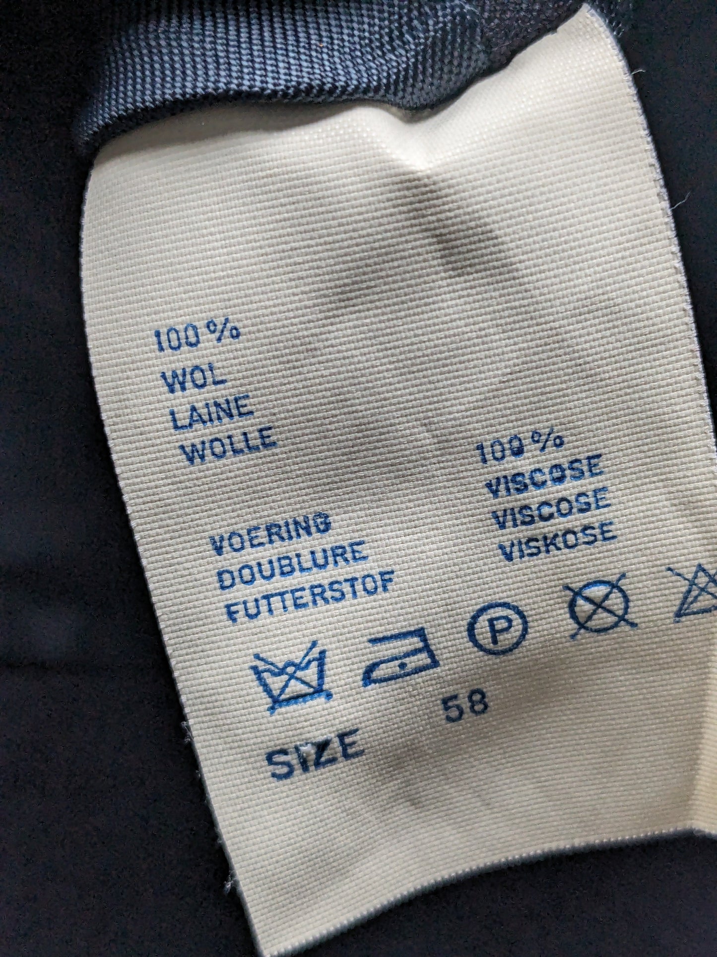 Giacca di lana scapa vintage con bellissimi bottoni. Colorato blu scuro. Taglia 58 / XL.