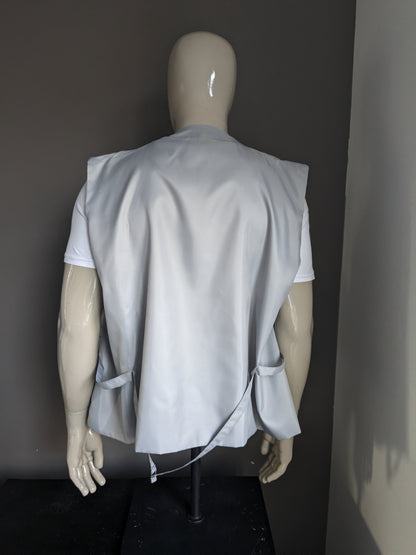 Erbstückweste. Fliedergraues, silberfarbenes Motiv. Größe 6XL / XXXXXXL.
