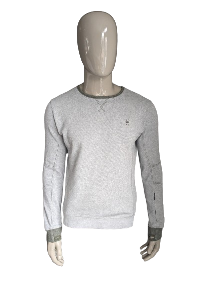 SilverCreek-Pullover mit Daumenlöchern. Graugrün gestreift. Größe M.