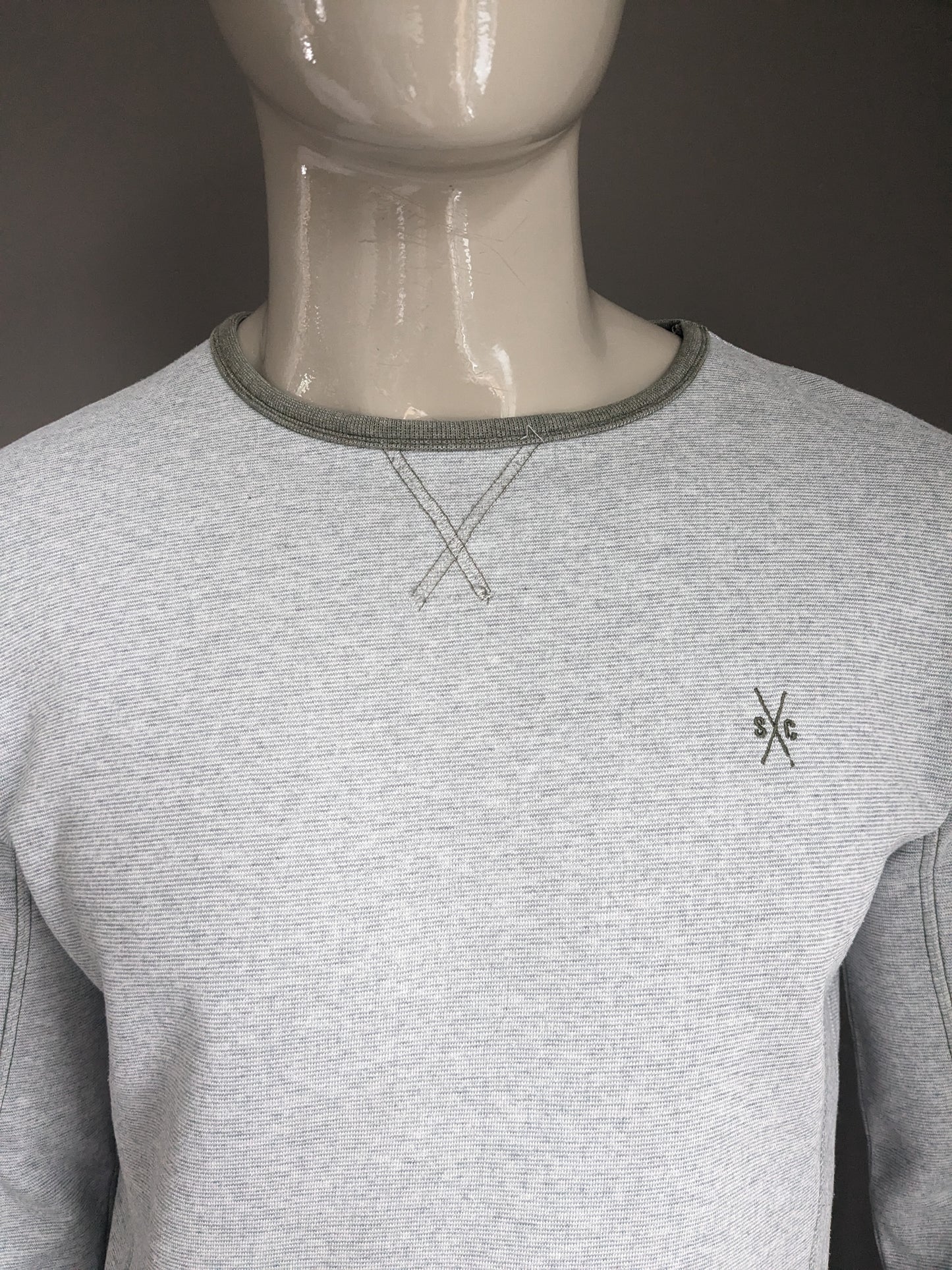 SilverCreek-Pullover mit Daumenlöchern. Graugrün gestreift. Größe M.