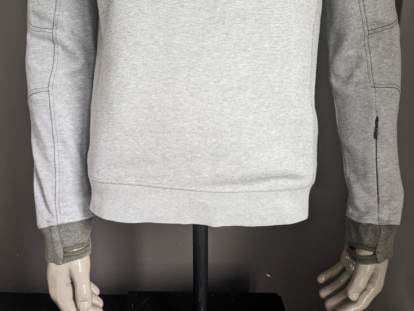 SilverCreek-Pullover mit Daumenlöchern. Graugrün gestreift. Größe M.
