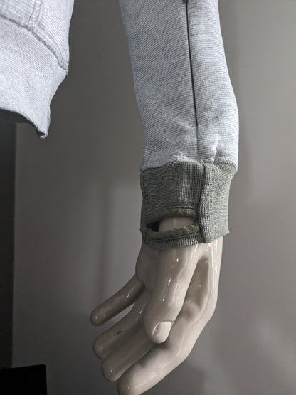 SilverCreek-Pullover mit Daumenlöchern. Graugrün gestreift. Größe M.