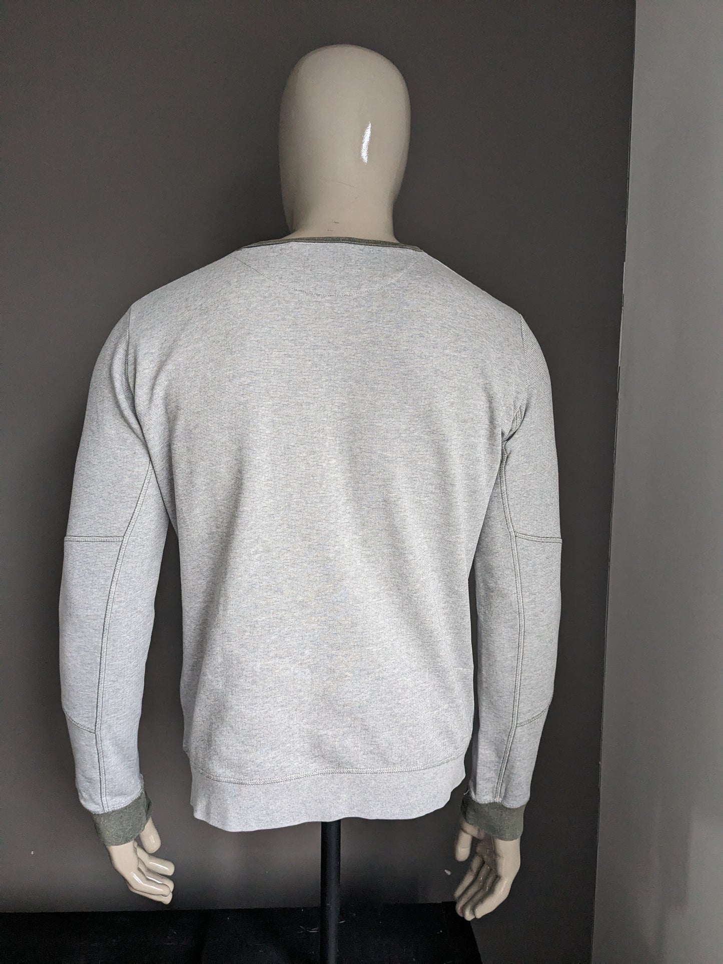 SilverCreek-Pullover mit Daumenlöchern. Graugrün gestreift. Größe M.