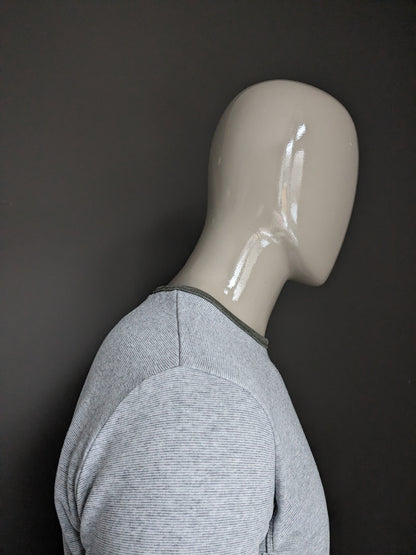 SilverCreek-Pullover mit Daumenlöchern. Graugrün gestreift. Größe M.