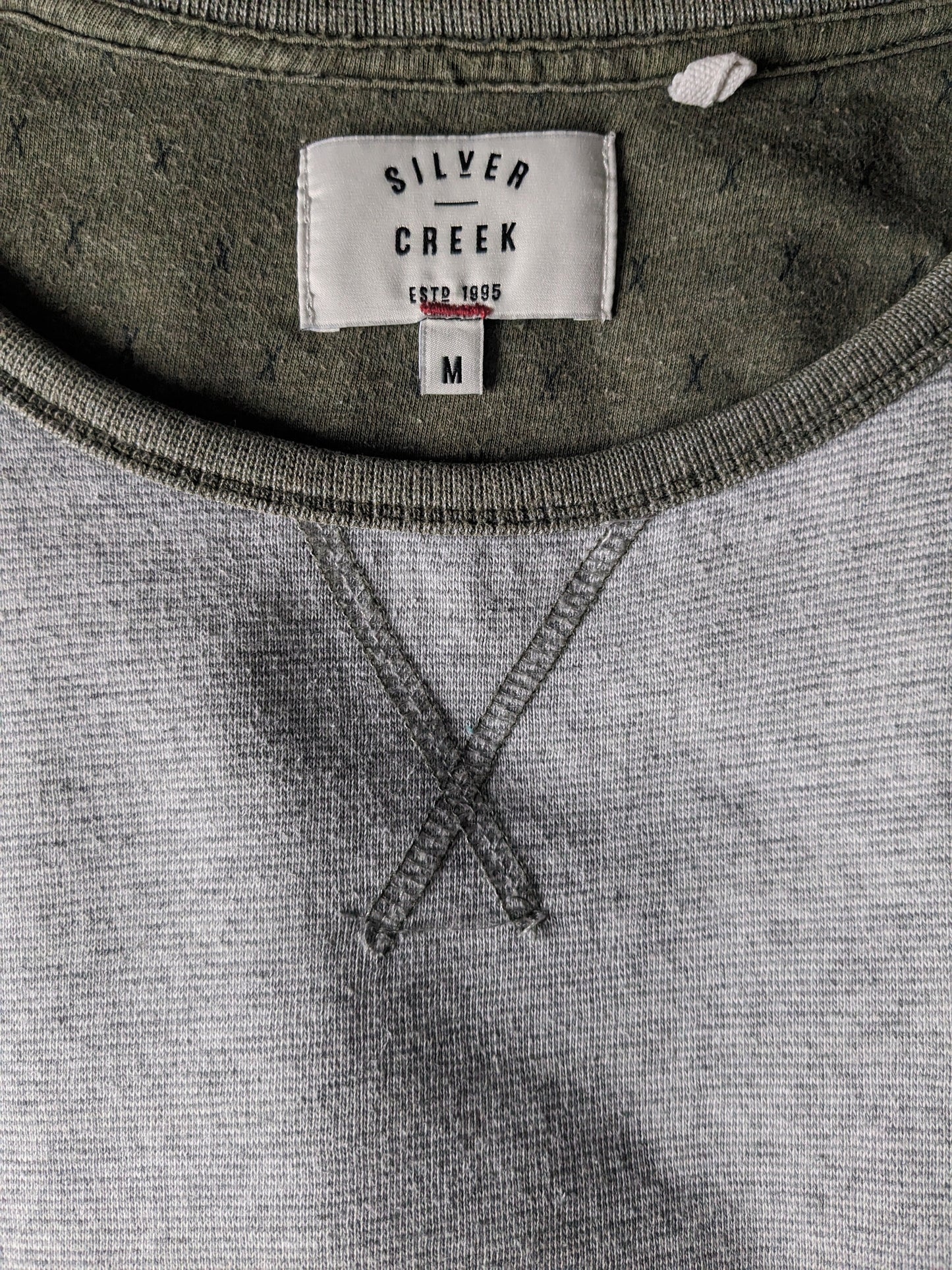 Silvercreek -Pullover mit Daumenlöchern. Grau grün gestreift. Größe M.