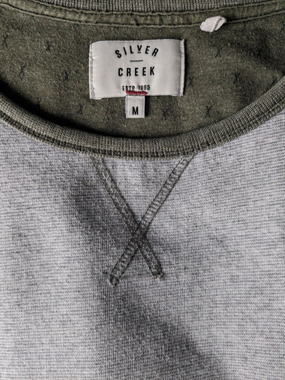 SilverCreek-Pullover mit Daumenlöchern. Graugrün gestreift. Größe M.
