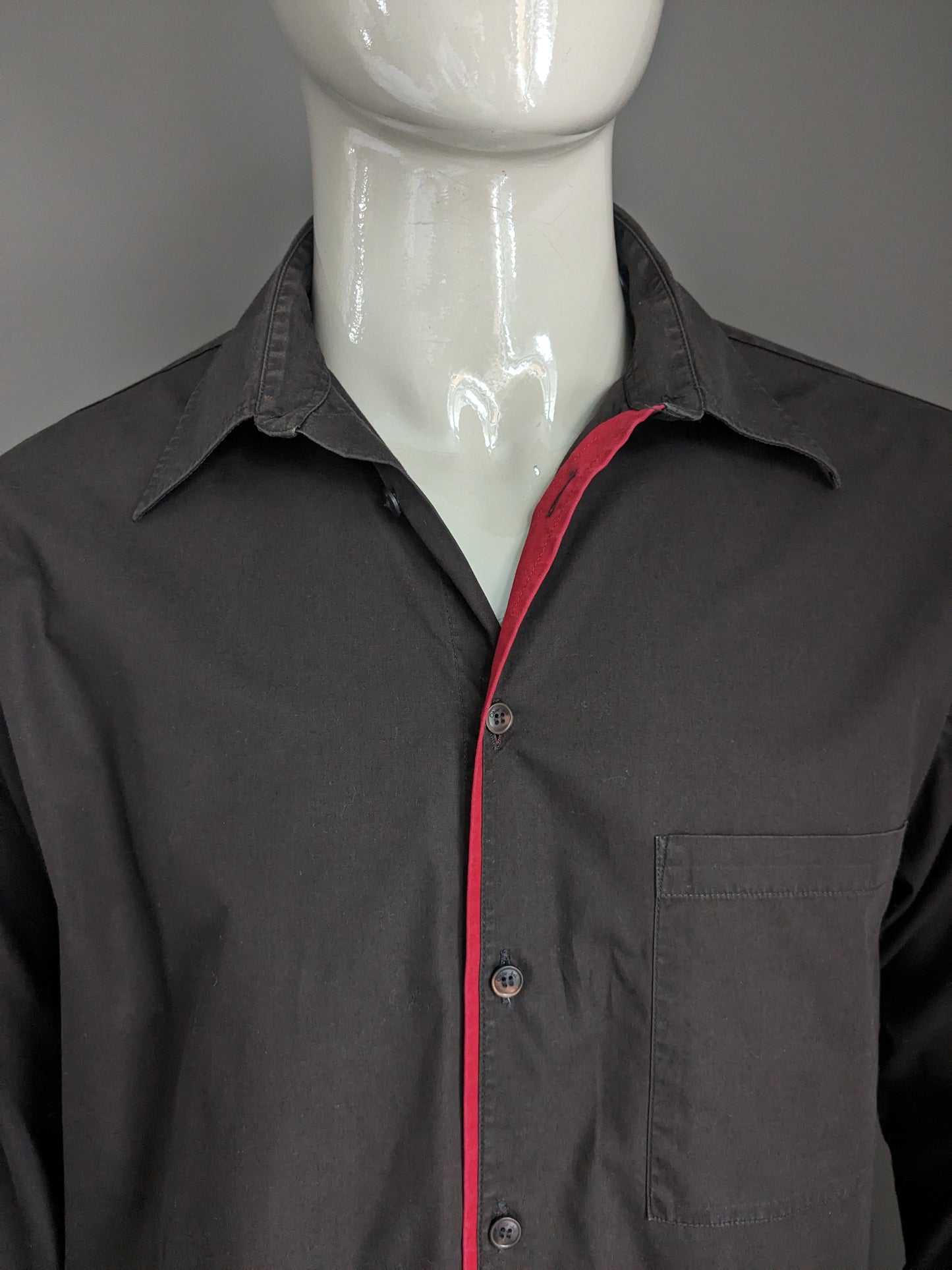 Chemise Olivier Strelli. De couleur marron foncé. Taille XL.
