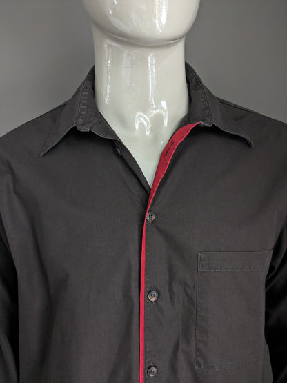 Chemise Olivier Strelli. De couleur marron foncé. Taille XL.