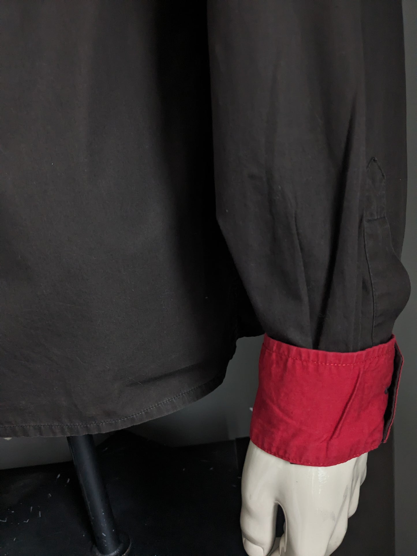Chemise Olivier Strelli. De couleur marron foncé. Taille XL.