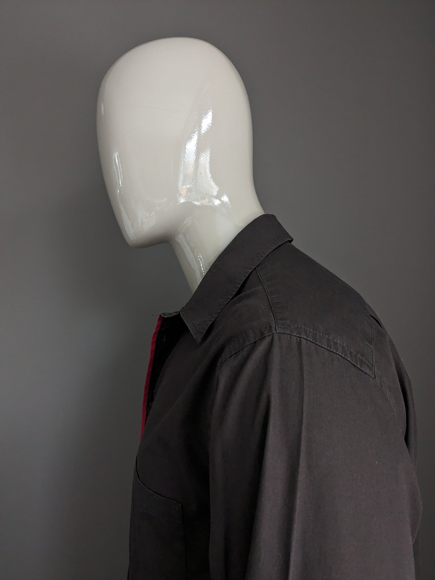 Chemise Olivier Strelli. De couleur marron foncé. Taille XL.
