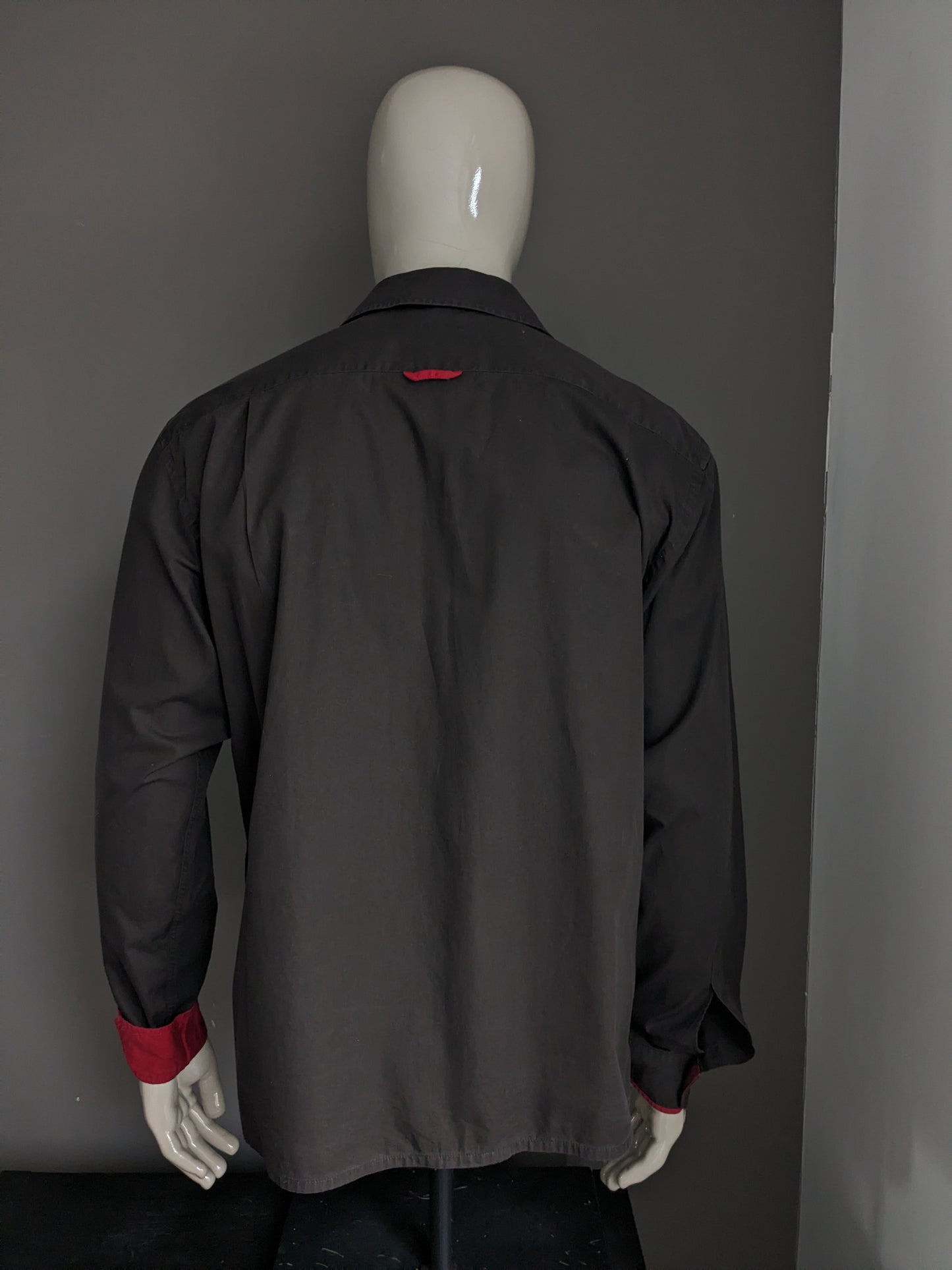 Chemise Olivier Strelli. De couleur marron foncé. Taille XL.