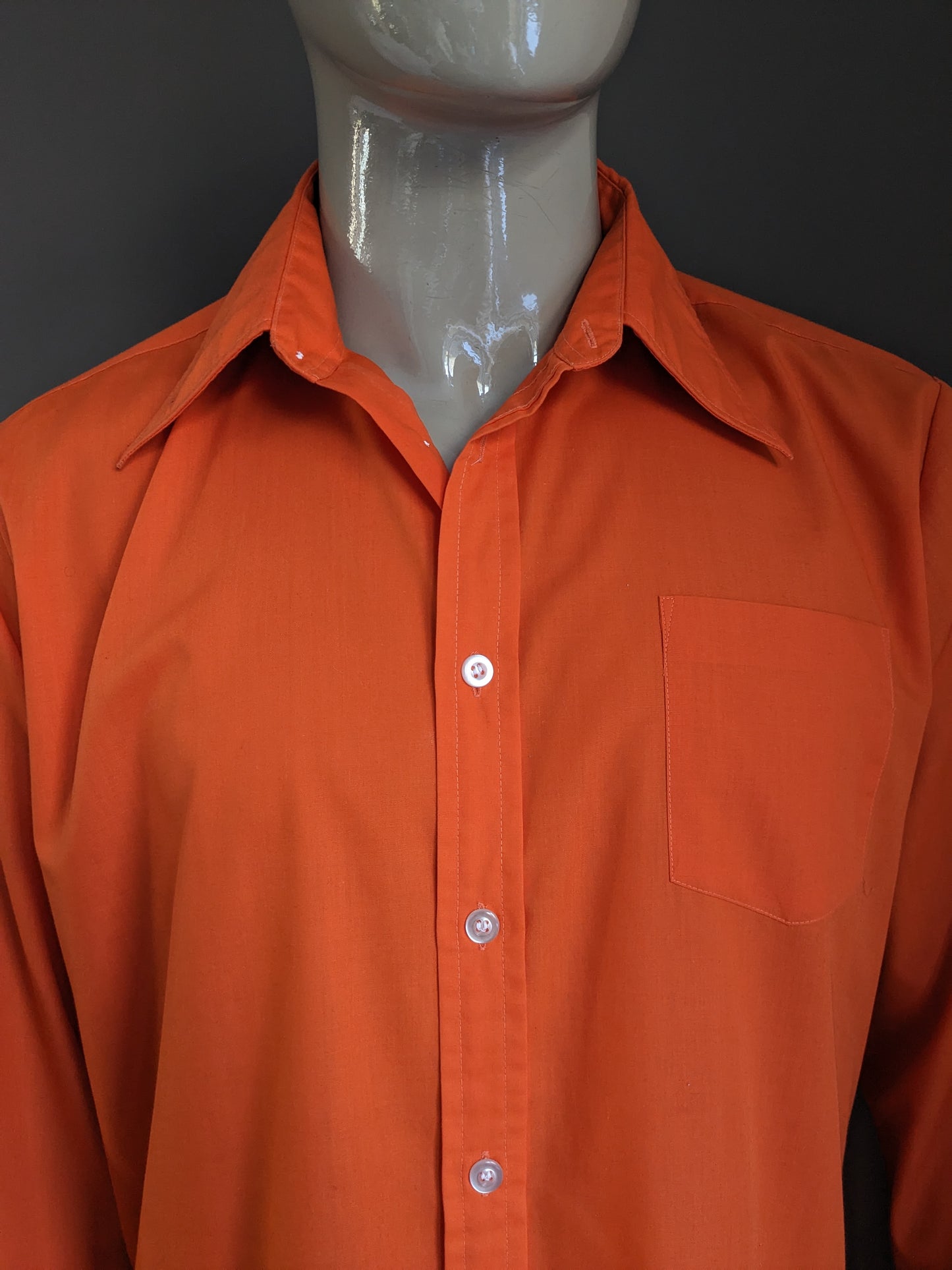 Shirt cupo vintage degli anni '70 con colletto punti. Colorato arancione. Taglia XL.