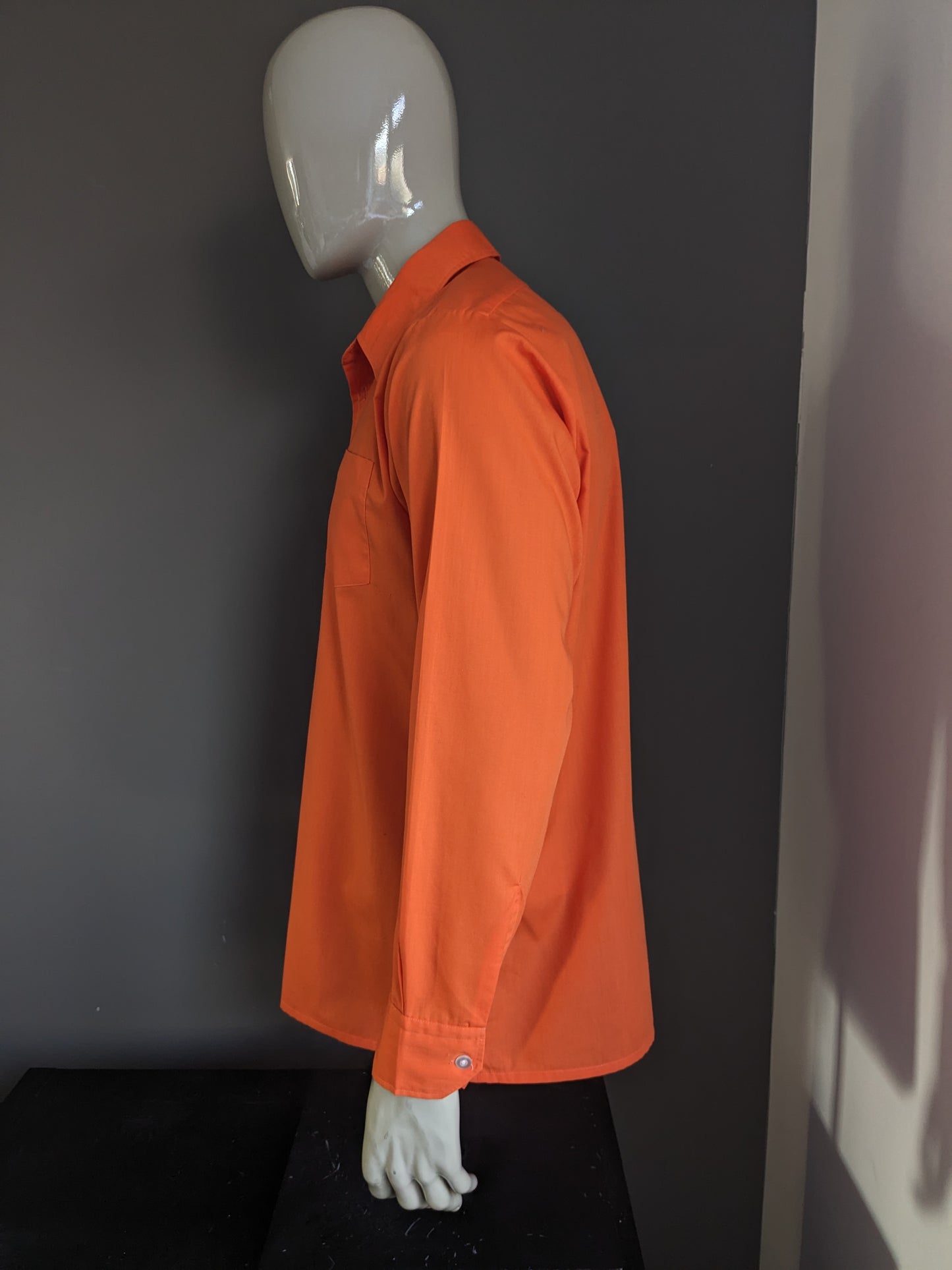 Shirt cupo vintage degli anni '70 con colletto punti. Colorato arancione. Taglia XL.