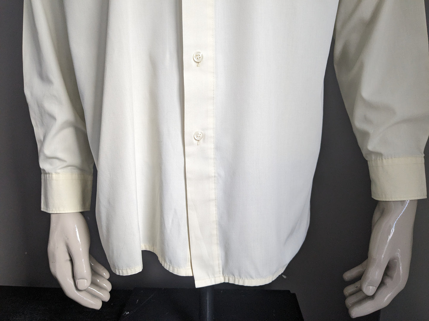 Vintage 70's Marcello shirt with point collar. Light yellow colored. Size XL.