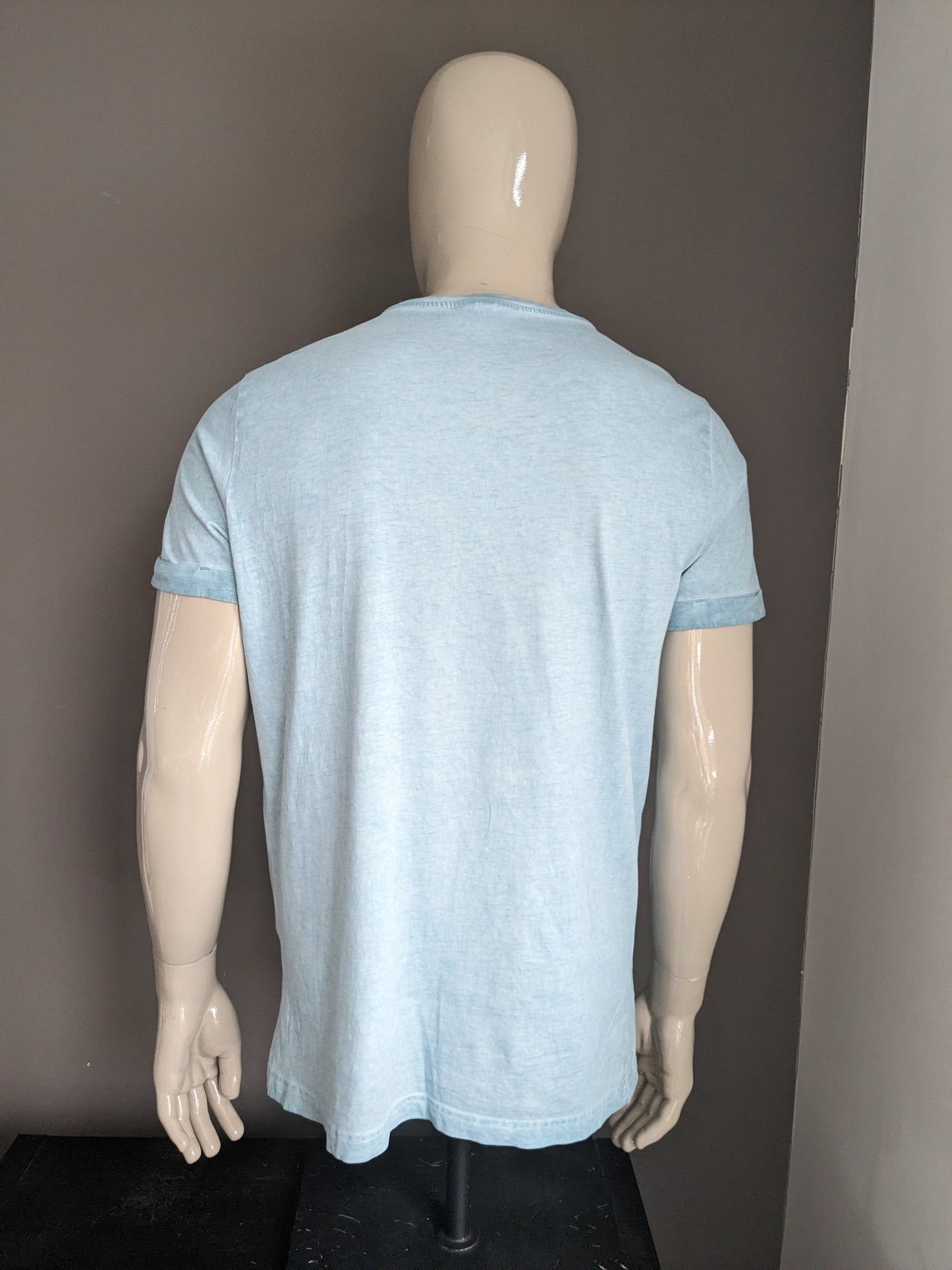 PME Legend shirt met V-Hals. Licht Blauw gemêleerd met opdruk. Maat L.