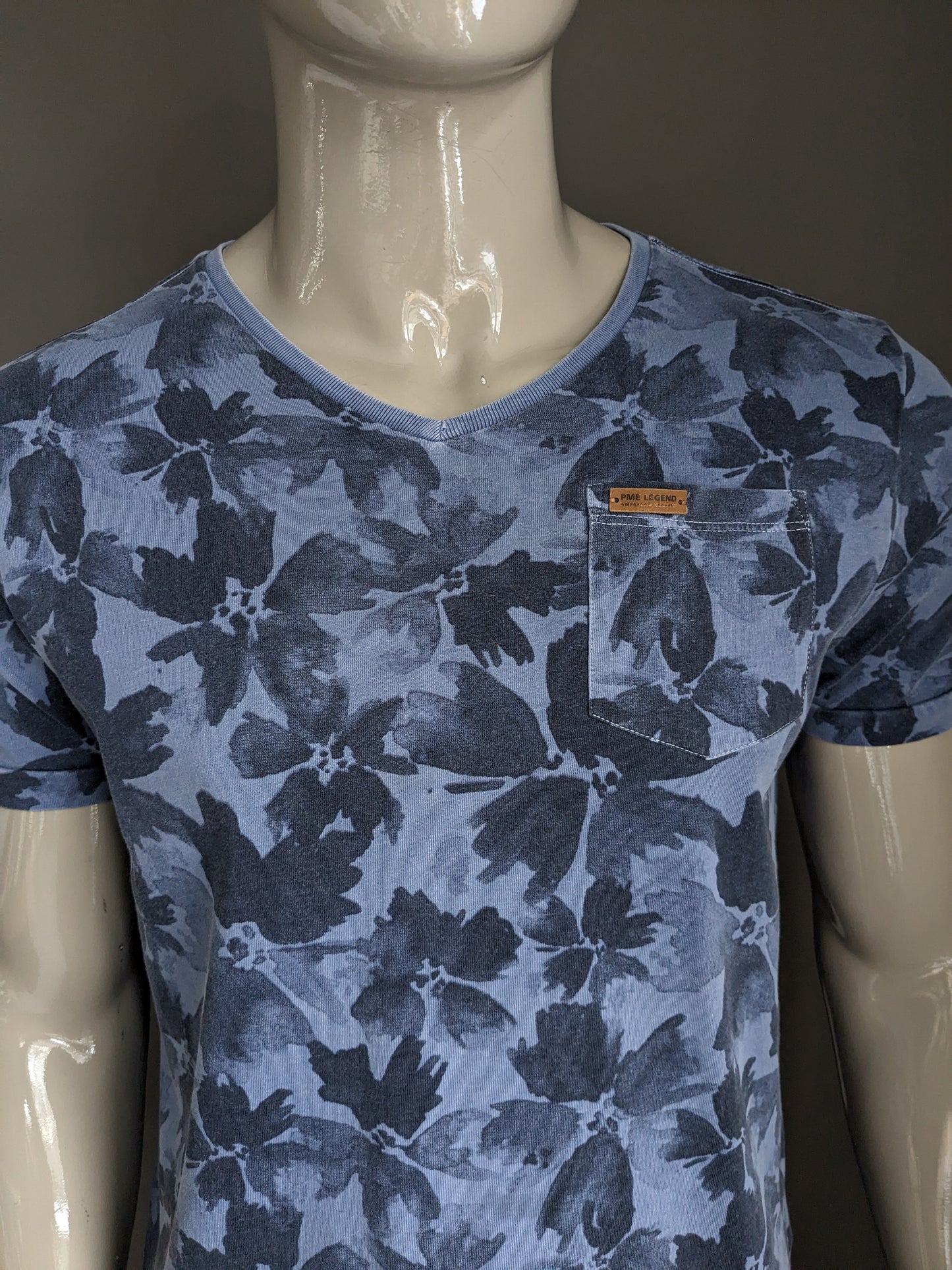 Camisa de leyenda de PME con cuello en V. Flores azules impresas. Talla L.