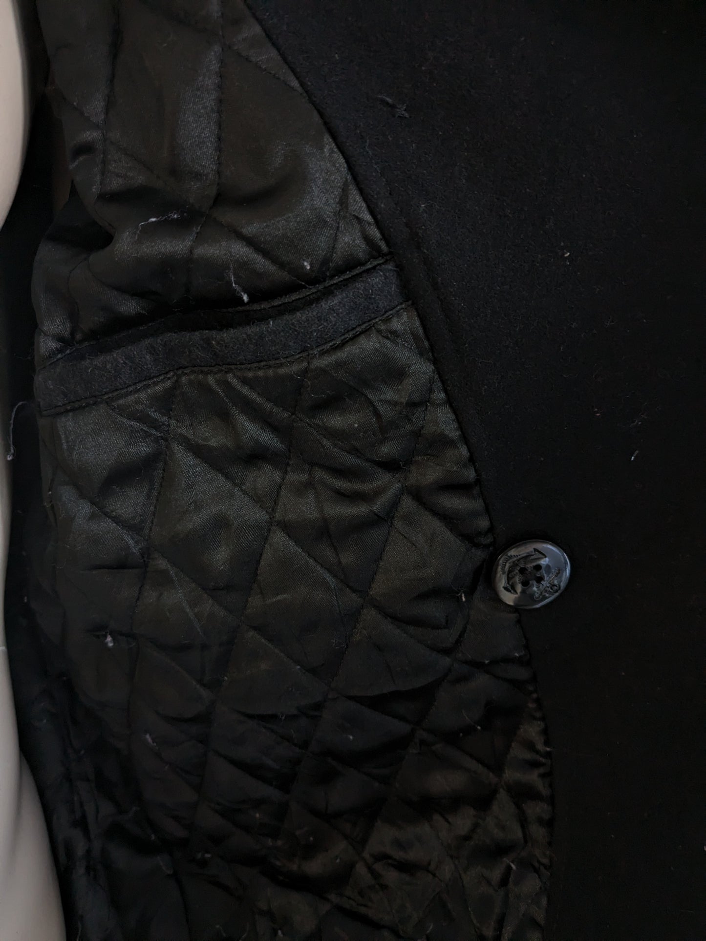 Giacca di lana Nautica con bottoni più grandi. Colorato nero. Dimensione 2xl / xxl.