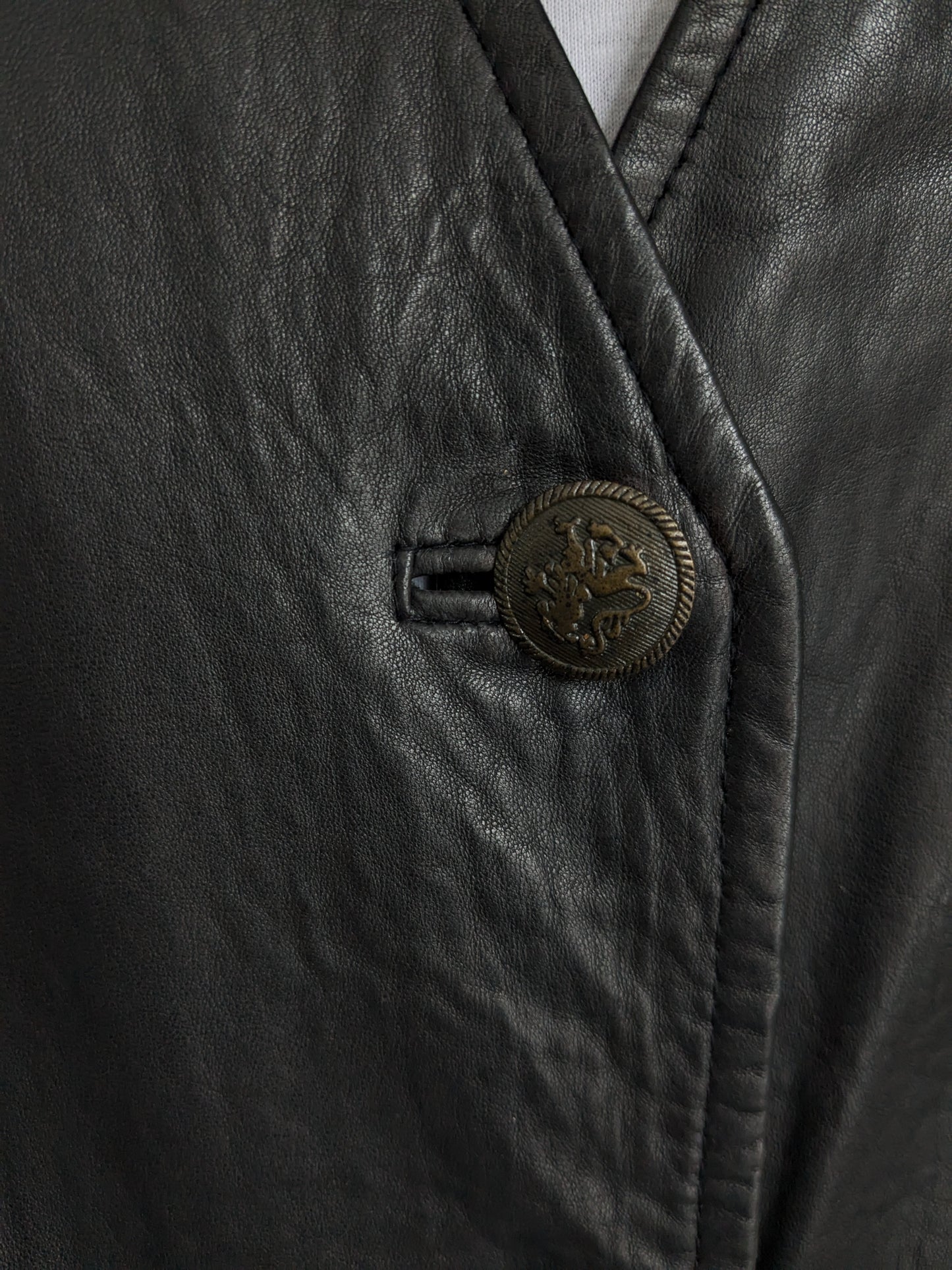Chaleco de cuero de doble llagación de longitud media con botones hermosos. Marron oscuro. Talla L.