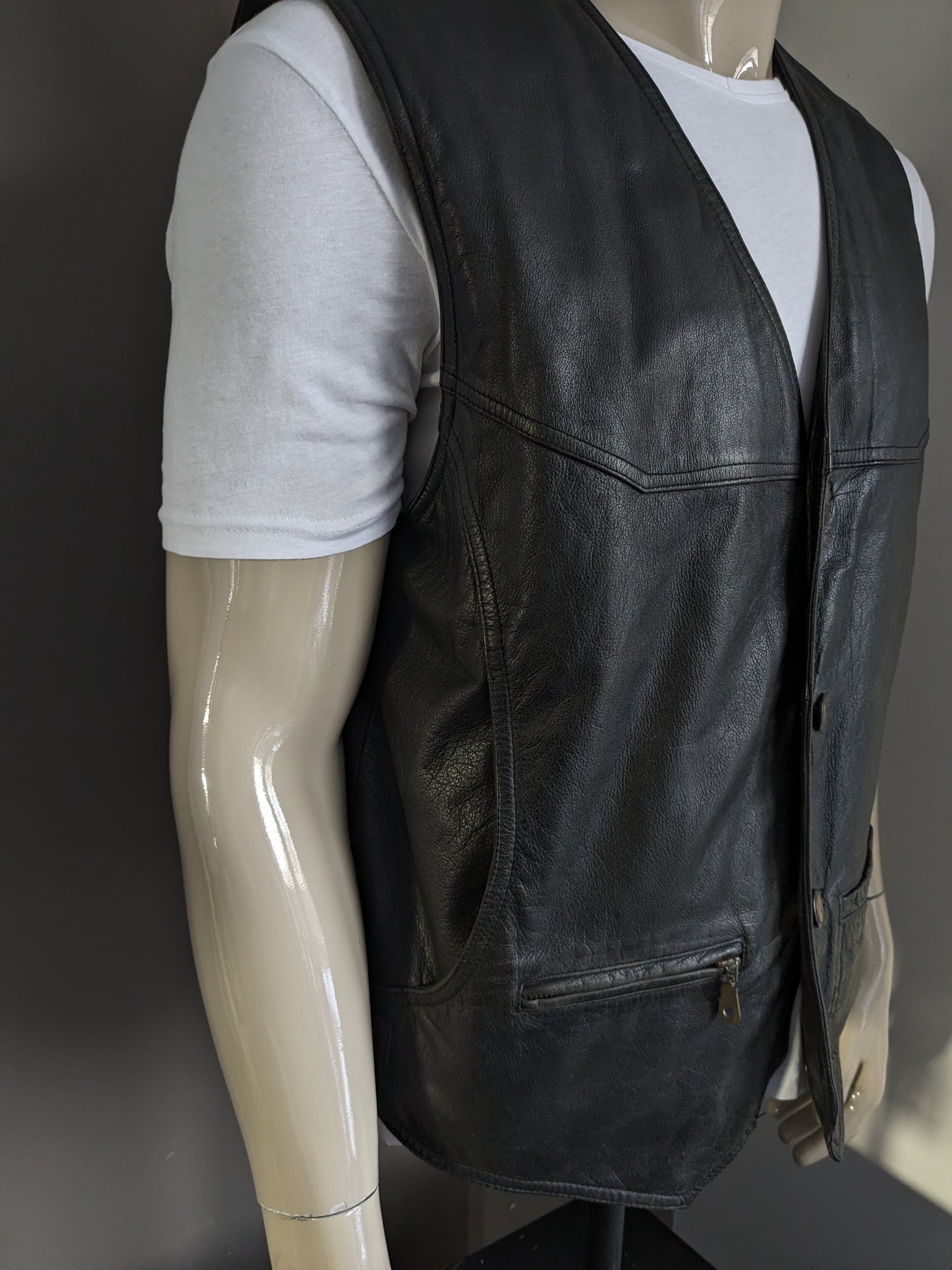 B choice: vintage double -sided leather waistcoat with 3 inner pockets. Black. Size L. Mist 1 Knoop.