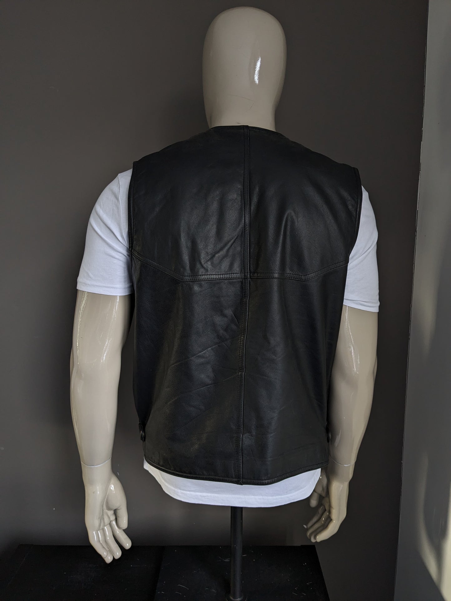 B choice: vintage double -sided leather waistcoat with 3 inner pockets. Black. Size L. Mist 1 Knoop.