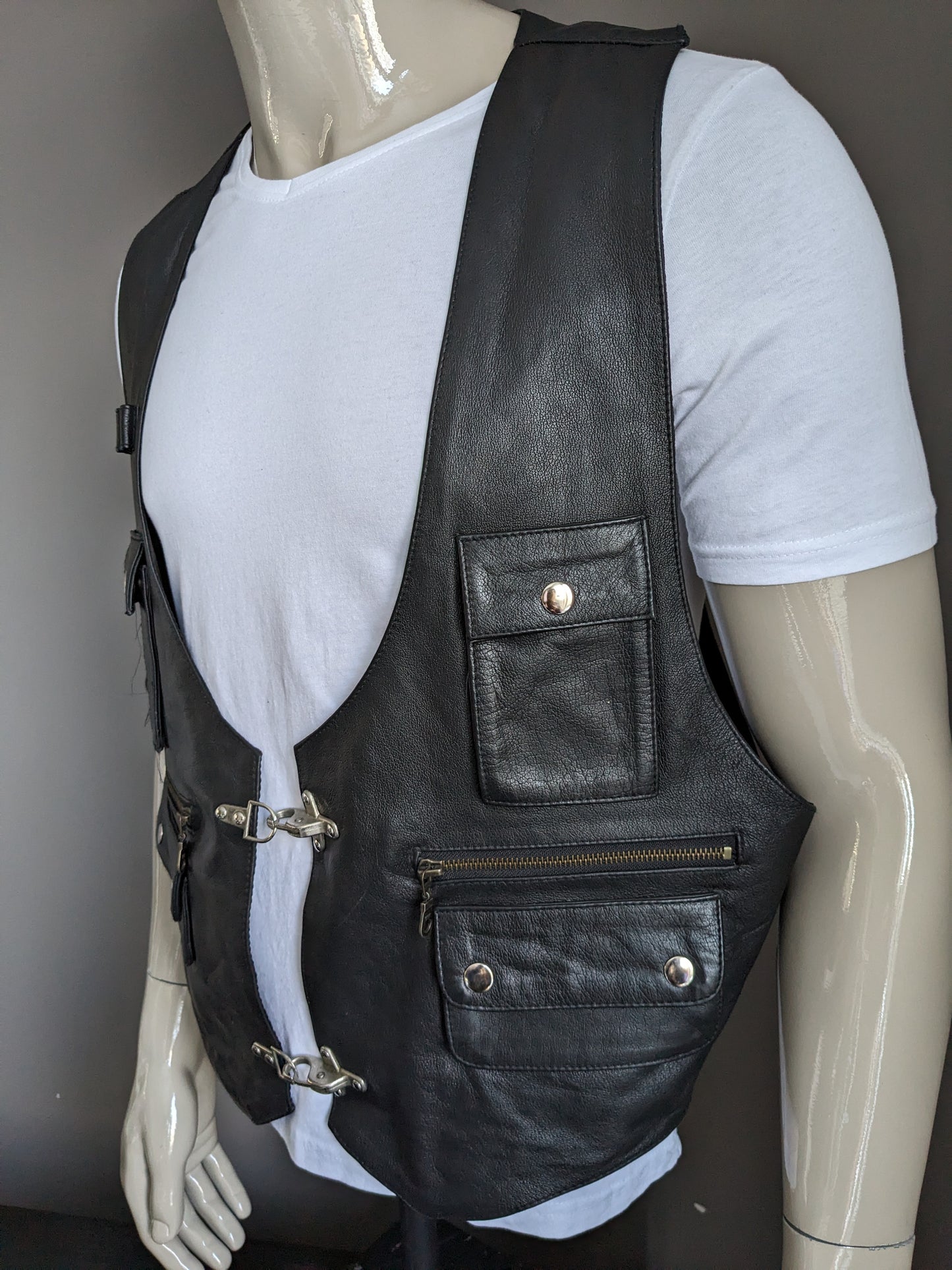Vintage Mom Fashion dubbelzijdig leren gilet met veel zakken en gespen. Zwart. Maat XL.