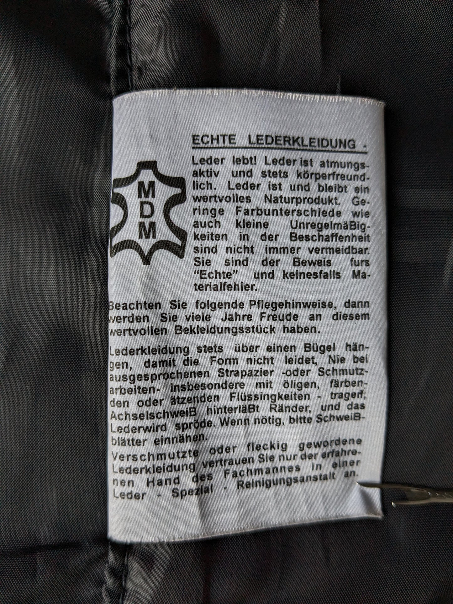 Vintage Mom Fashion Doppelsiedelte Ledermantel mit vielen Taschen und Schnallen. Schwarz. Größe xl.