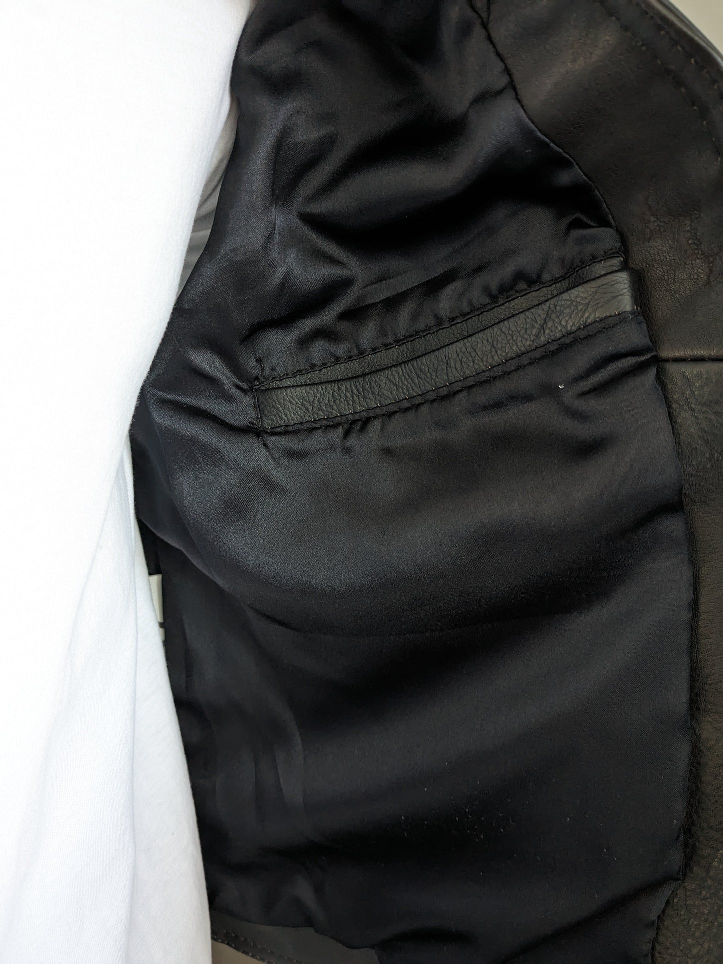 Calco / gilet in pelle vintage degli anni '80 anni '80 con molti sacchi e 2 tasche interne. Marrone scuro. Dimensione S / M.