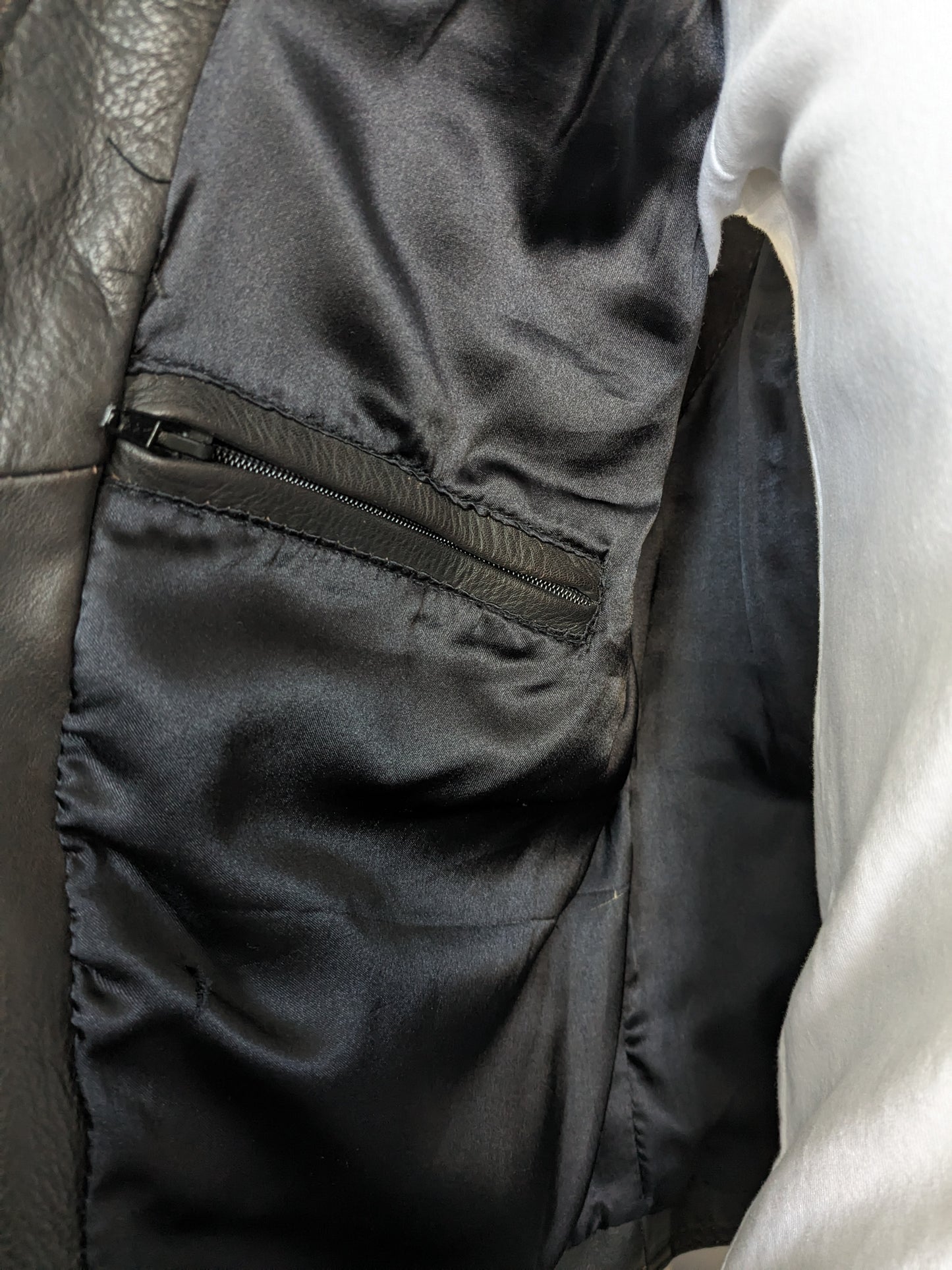 Vintage des années 80S 90S Corfaits en cuir / gilet avec beaucoup de sacs et 2 poches intérieures. Marron foncé. Taille S / M.