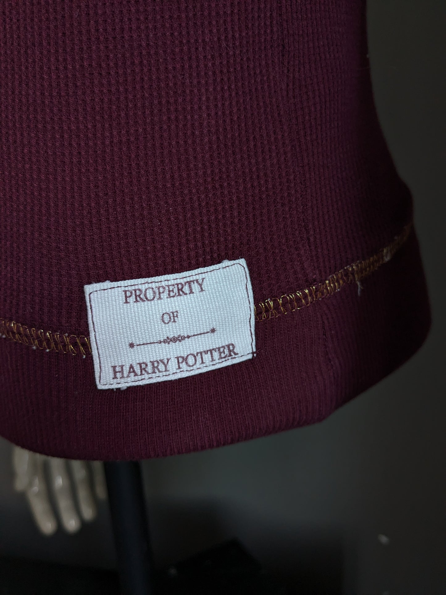 Harry Potter longsleeve. Bordeaux goudkleurig. Hogwarts school. Maat S.