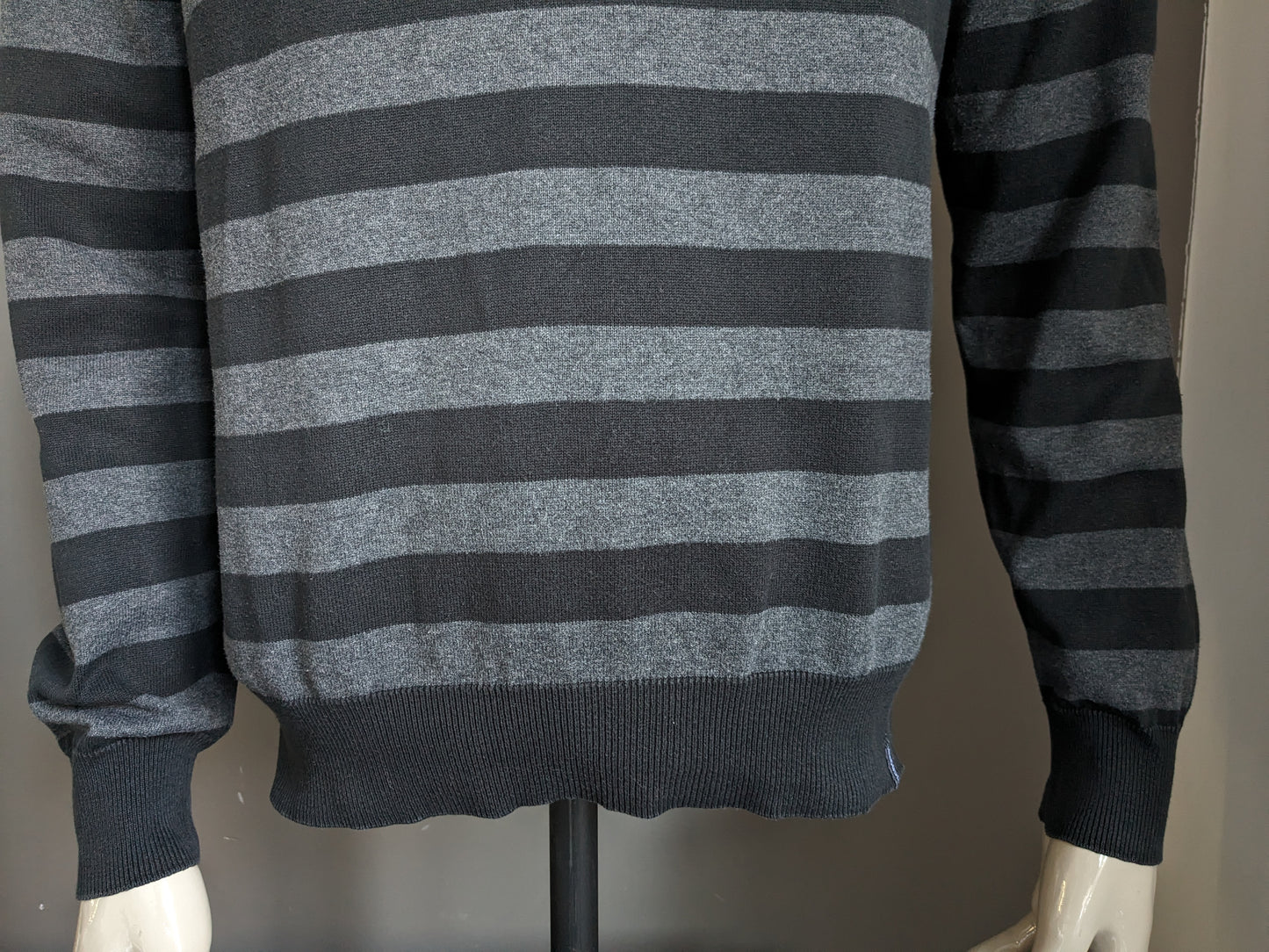 Manguun casual sweater with elbow patches. Black gray striped. Size XL.