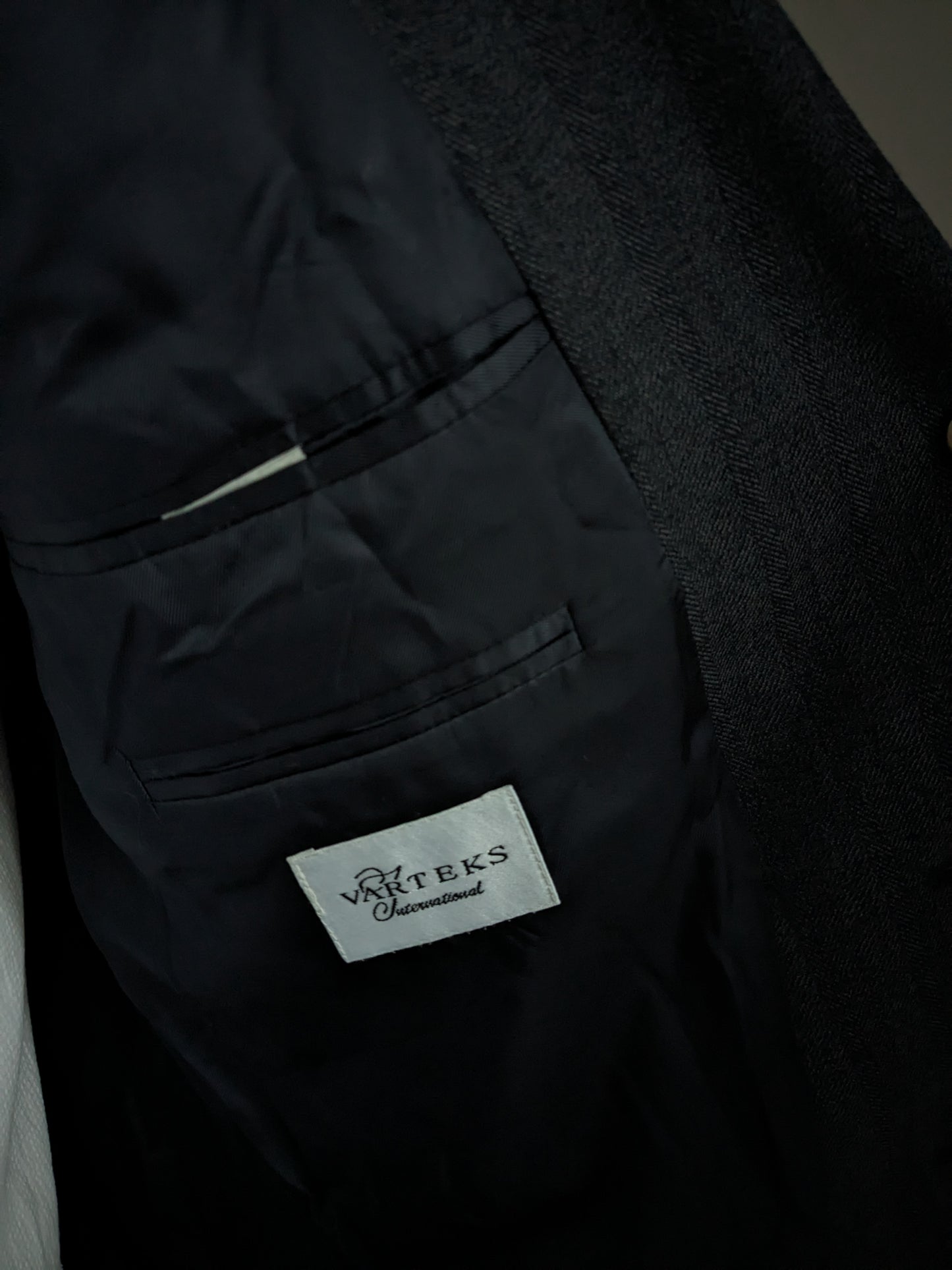 Veste en laine Varteks. Motif chevrons gris noir. Taille 56/XL. 45% laine.
