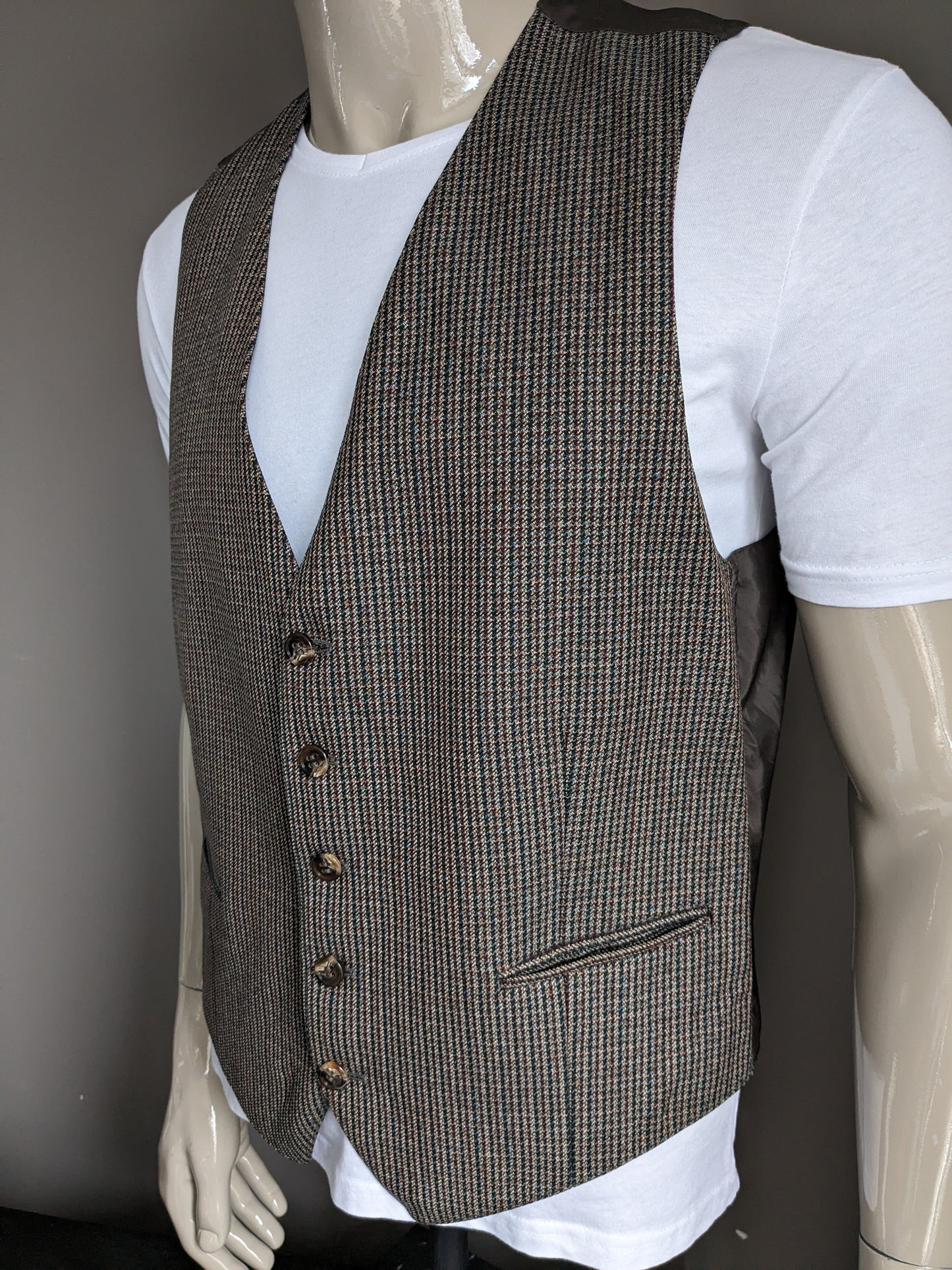 Gilet. Bruin Zwart geruit met Blauw Rood Groen puntjes. Maat L.