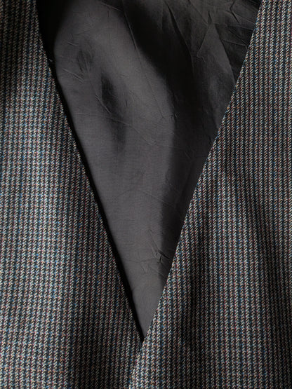 Gilet. Bruin Zwart geruit met Blauw Rood Groen puntjes. Maat L.