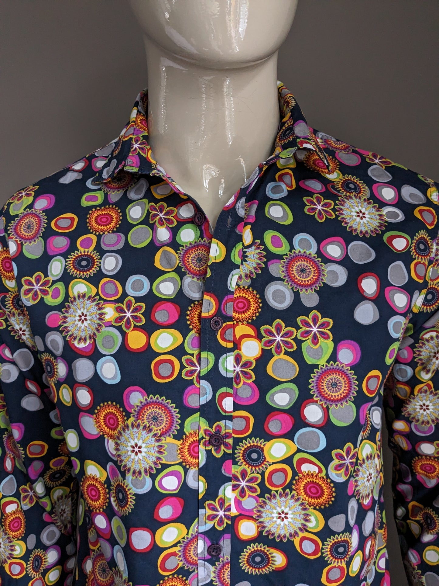 Desigual-Shirt. Farbige Punkte und Blumendruck. Größe M.