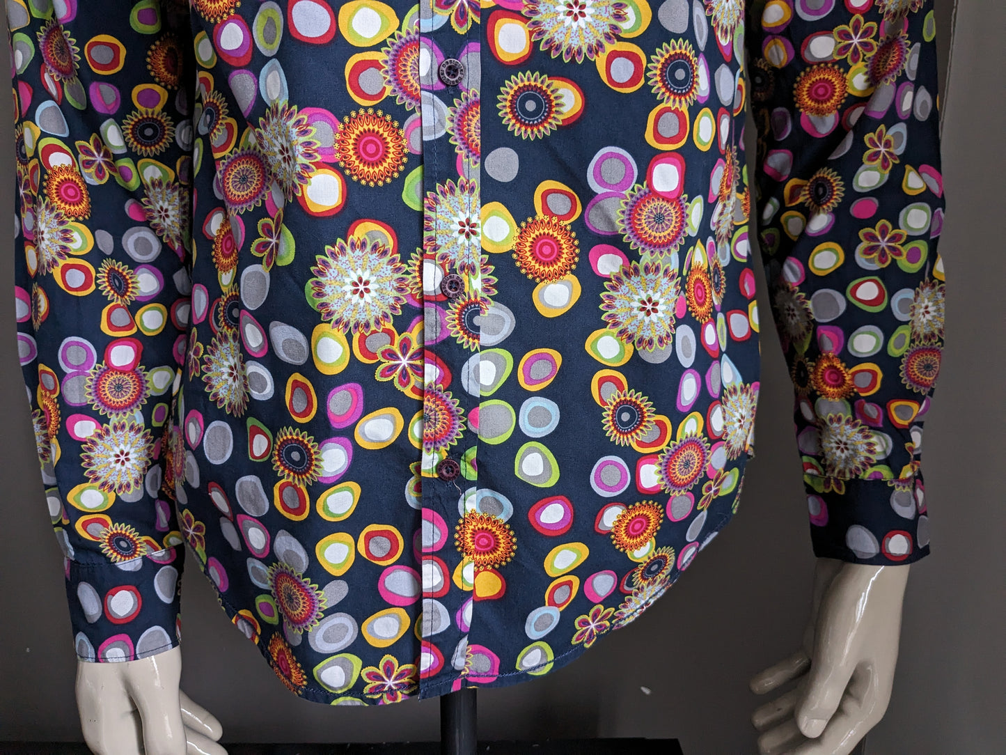 Desigual shirt. Colored balls and flowers print. Size M.