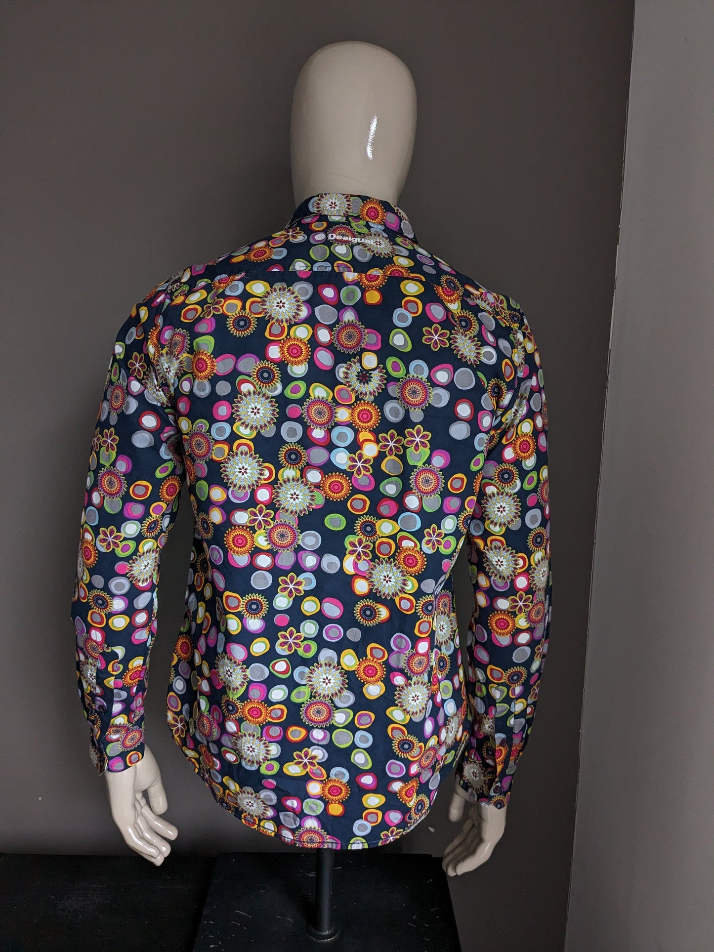 Desigual-Shirt. Farbige Punkte und Blumendruck. Größe M.