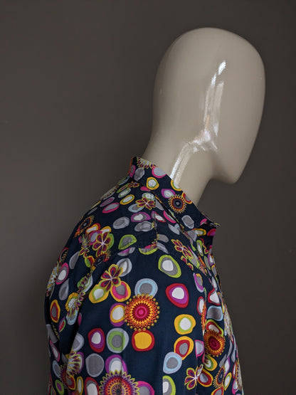 Desigual-Shirt. Farbige Punkte und Blumendruck. Größe M.