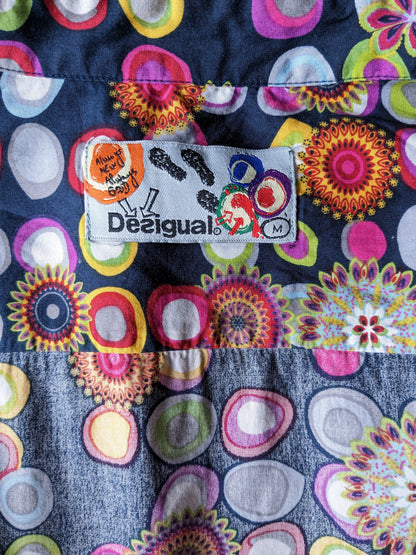 Desigual-Shirt. Farbige Punkte und Blumendruck. Größe M.