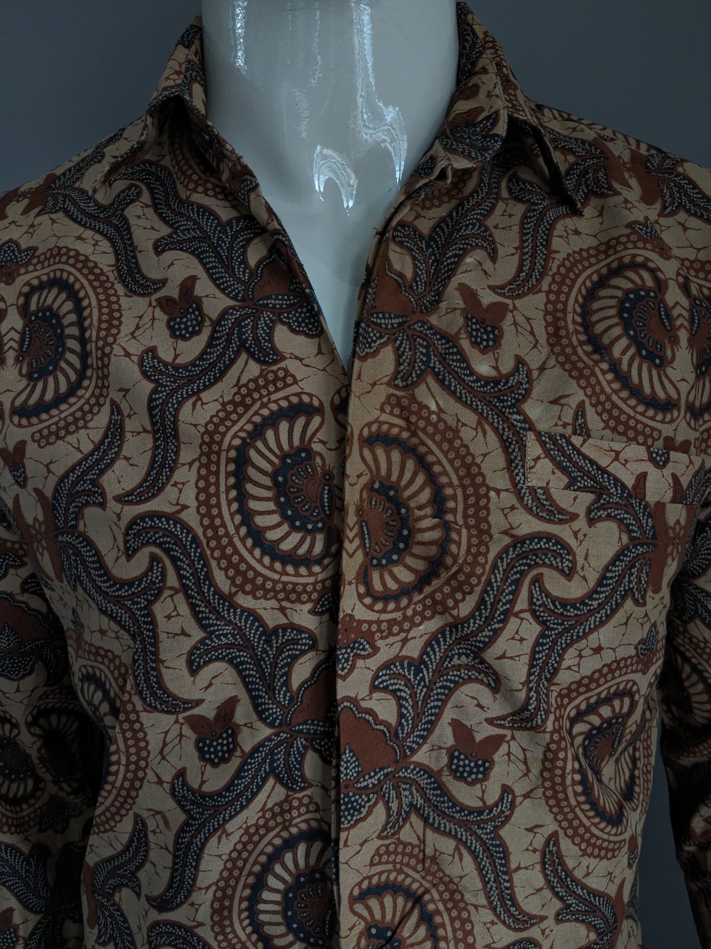 Batik Warda shirt. Lightly lined. Black Brown print. Size M.