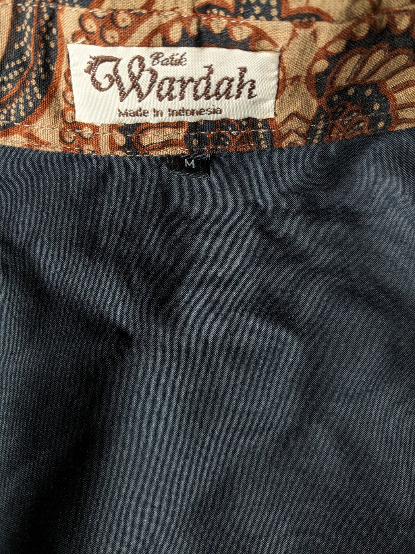 Batik Warda shirt. Lightly lined. Black Brown print. Size M.