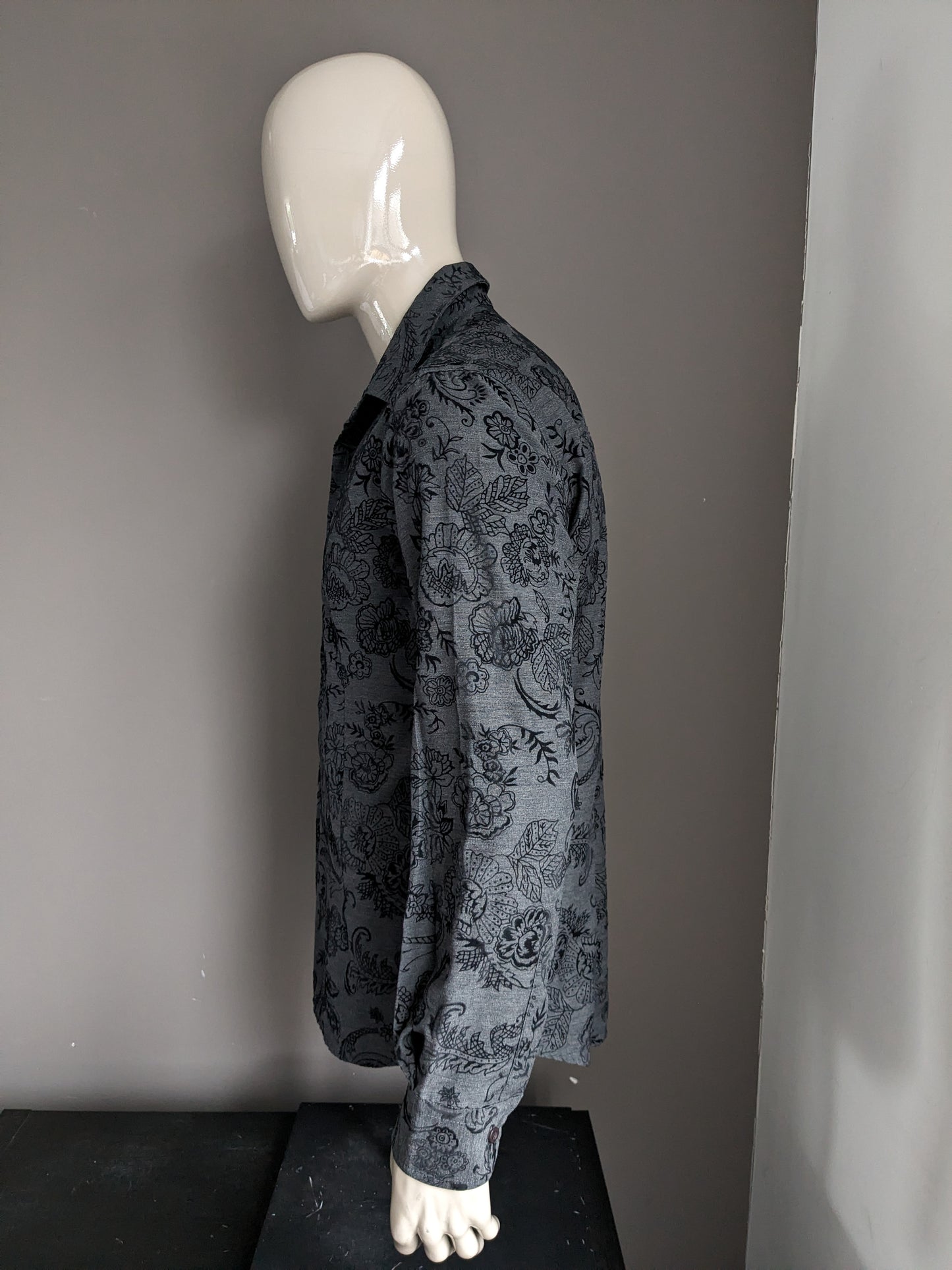 Sorbino shirt. Gray Black floral. Size L.