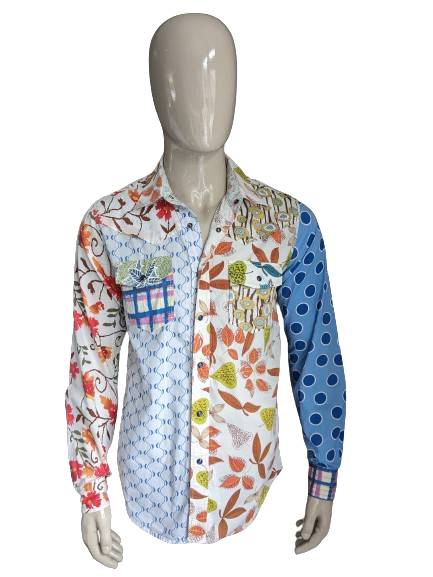 Chemise Desigual avec boutons pression. Imprimé Bleu Marron Rouge Vert. Taille M.