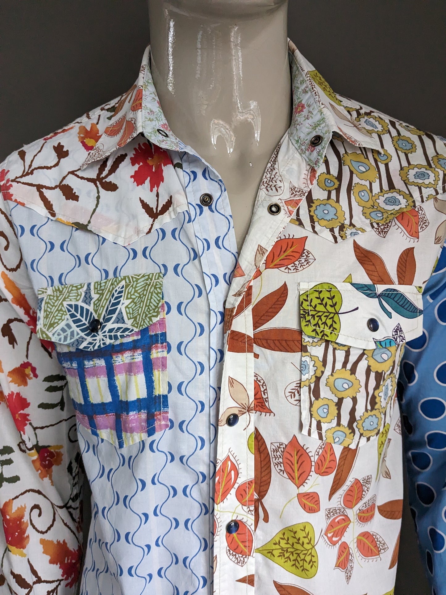 Chemise Desigual avec boutons pression. Imprimé Bleu Marron Rouge Vert. Taille M.