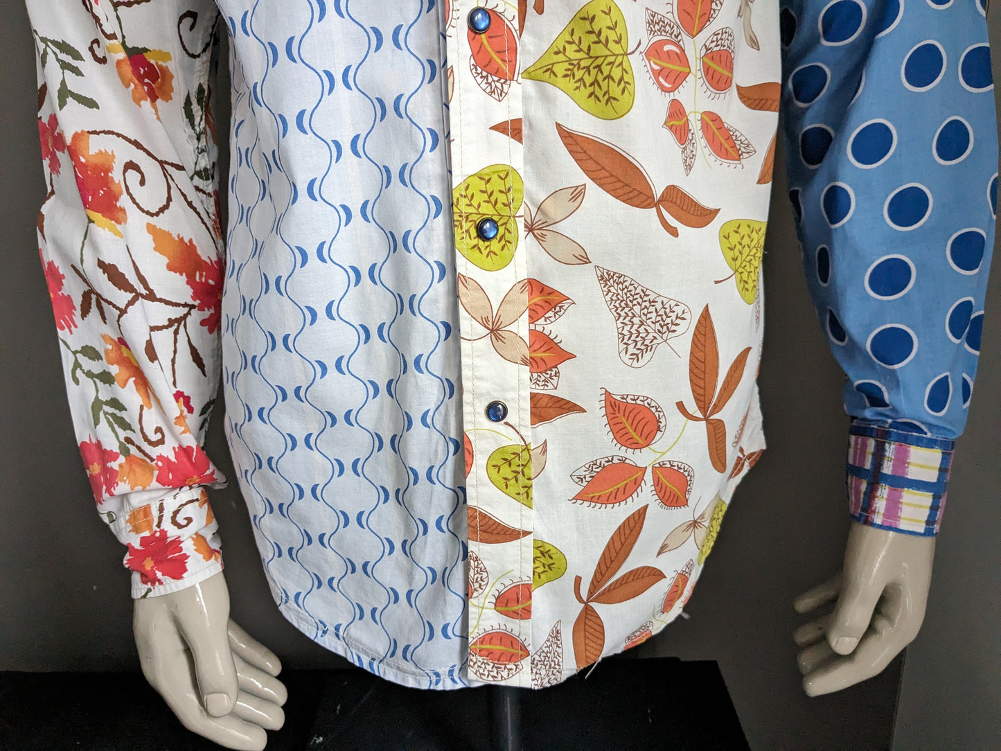 Chemise Desigual avec boutons pression. Imprimé Bleu Marron Rouge Vert. Taille M.