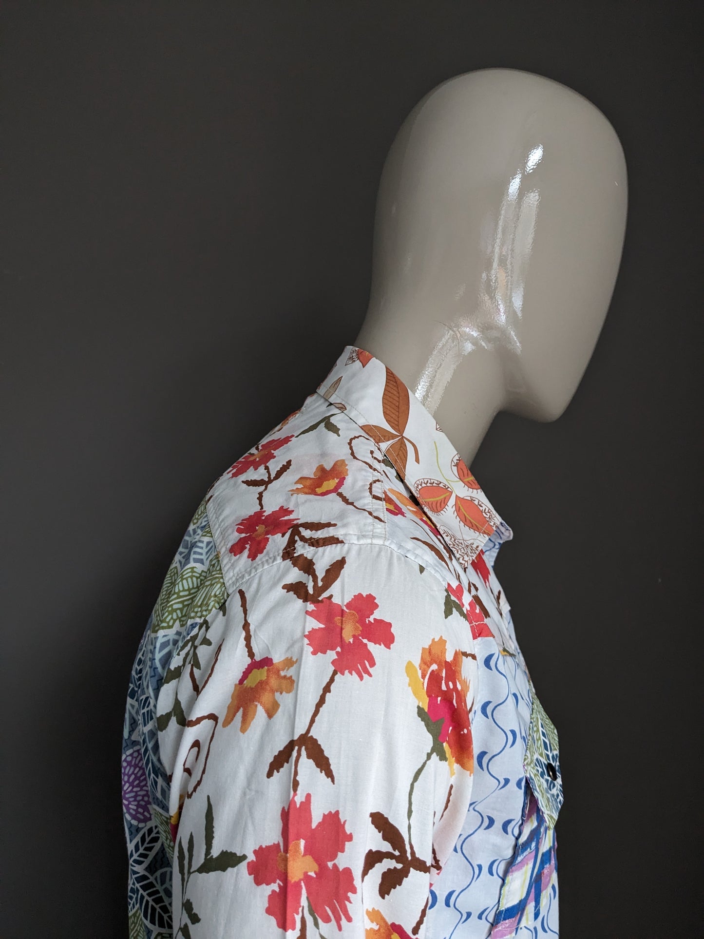 Chemise Desigual avec boutons pression. Imprimé Bleu Marron Rouge Vert. Taille M.