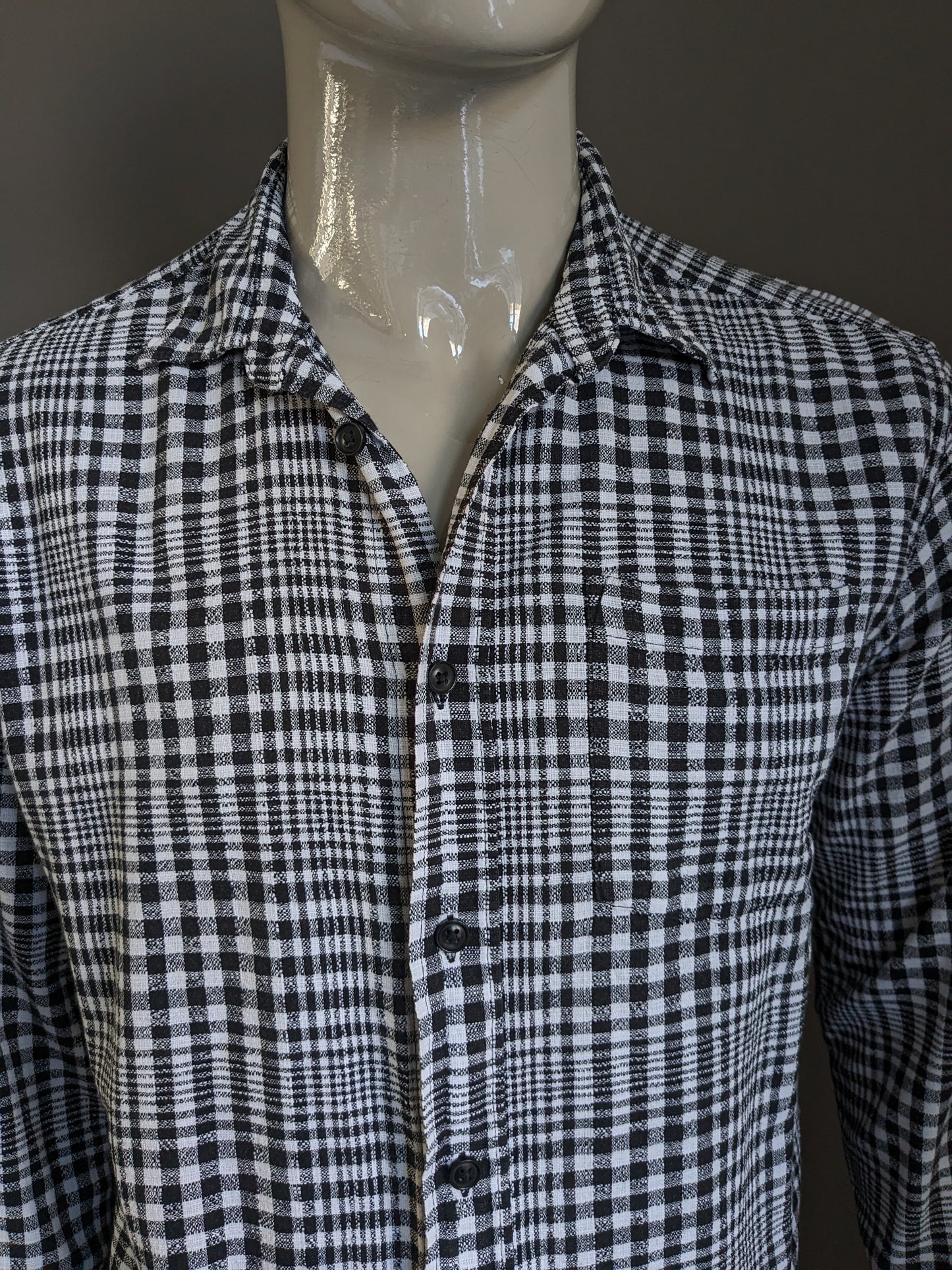 Camisa de humo. Cuadros en blanco y negro. Talla XL. Ajuste normal.