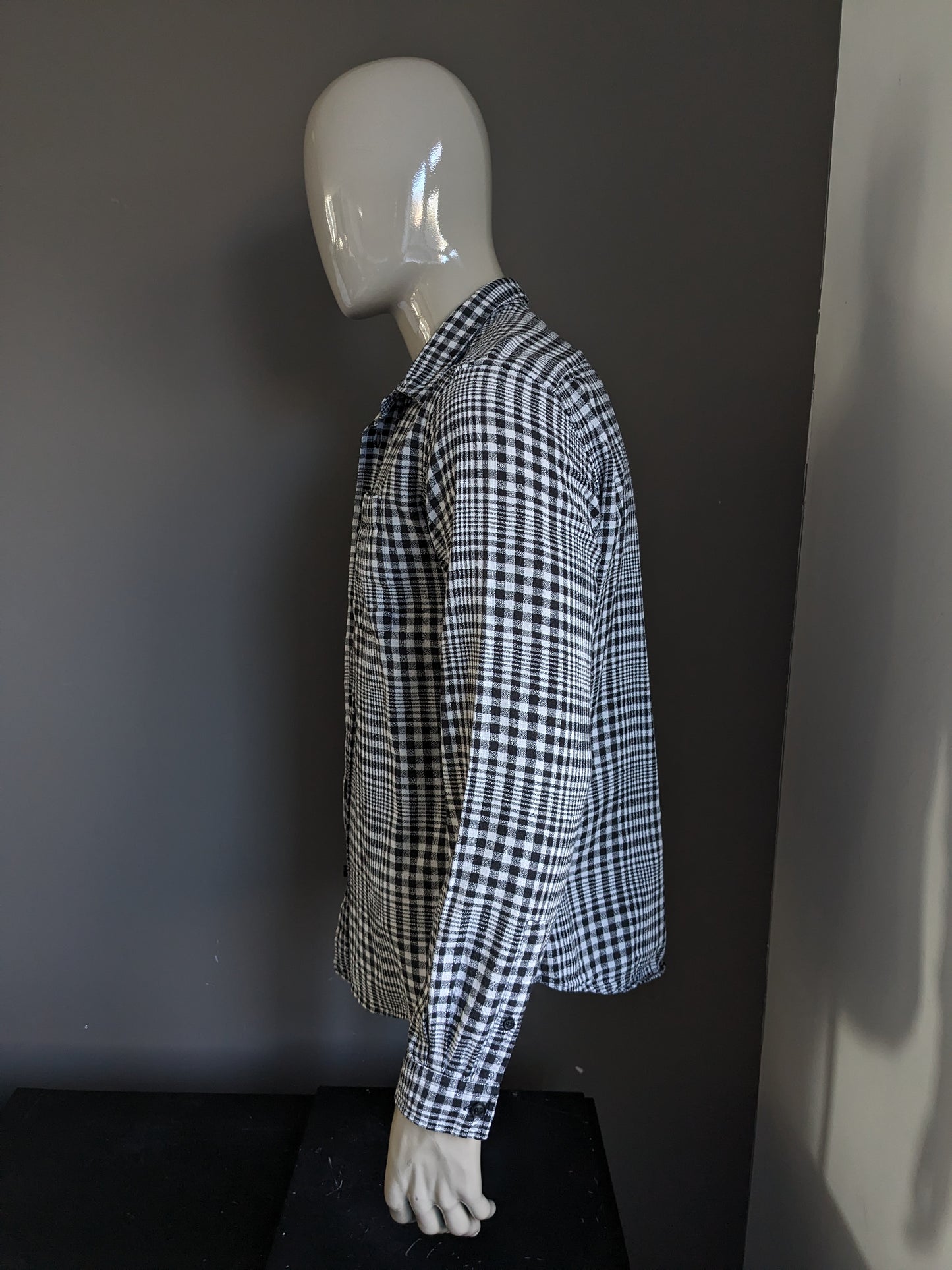 Camisa de humo. Cuadros en blanco y negro. Talla XL. Ajuste normal.